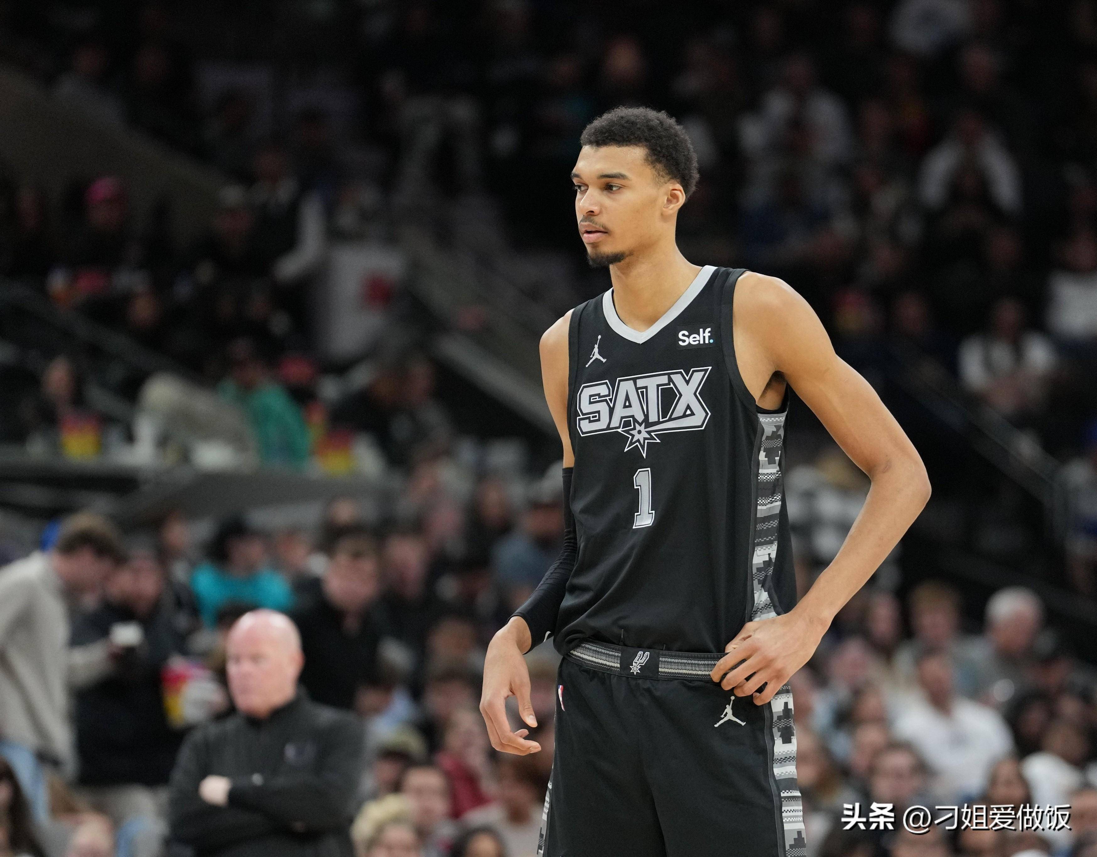 骑士半场4人得分上双，莫布利复出表现高效，骑士2分落后（莫布利复出状态火热，骑士半场四人得分上双仍以2分落后）