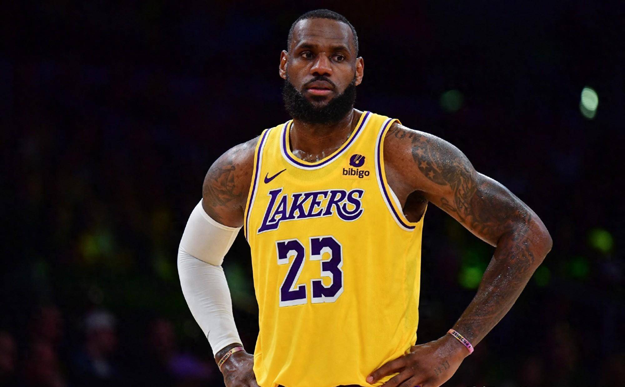 英媒：曼联对多特边锋阿德耶米感兴趣，但球员倾向于加盟阿森纳（英媒称曼联相中多特翼锋阿德耶米，球员更青睐投奔阿森纳）