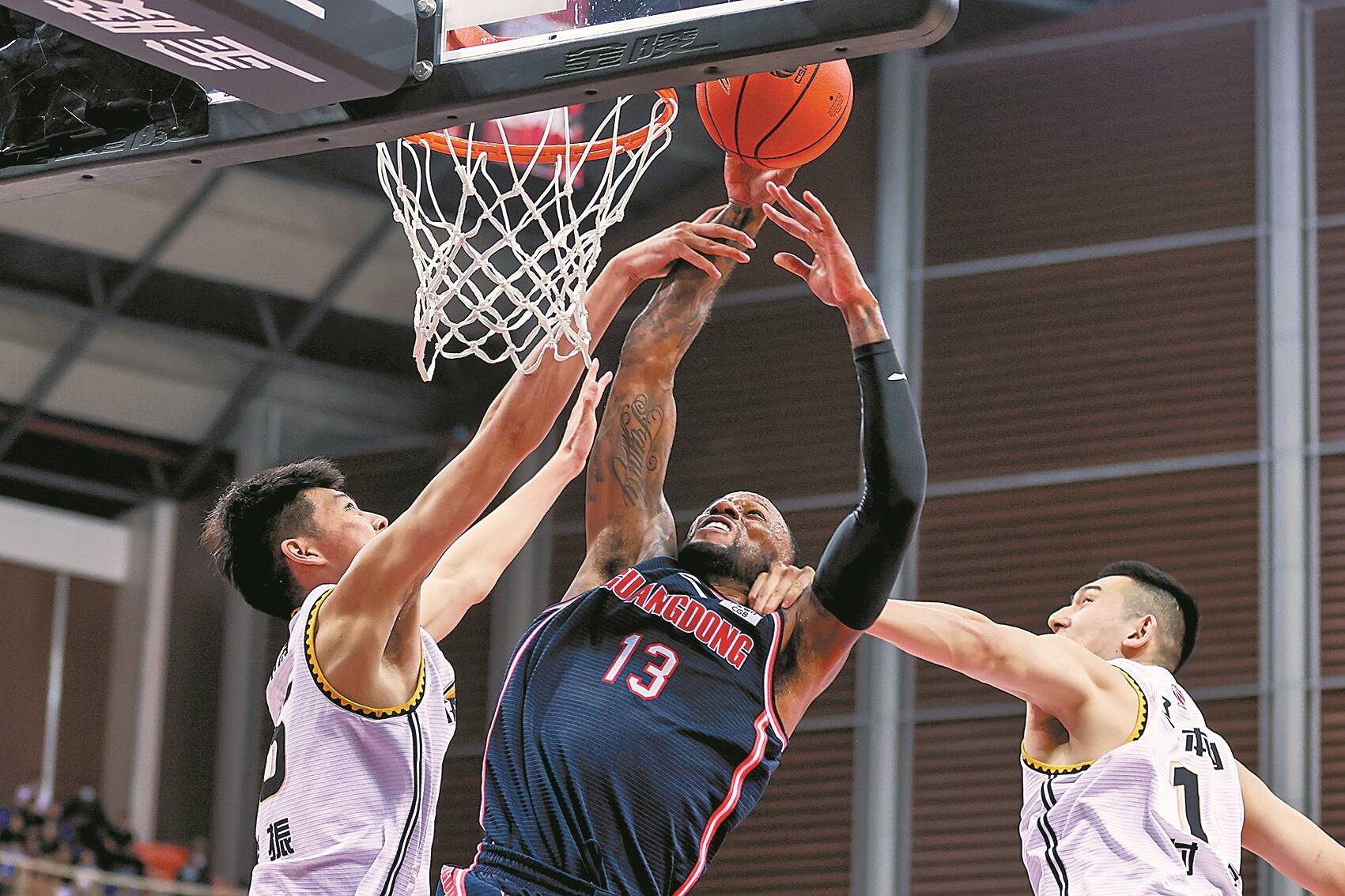 官方：26岁的前比利时国脚、国米旧将范赫斯登退役（官宣：26岁比利时前国脚、国米旧将范赫斯登正式退役）