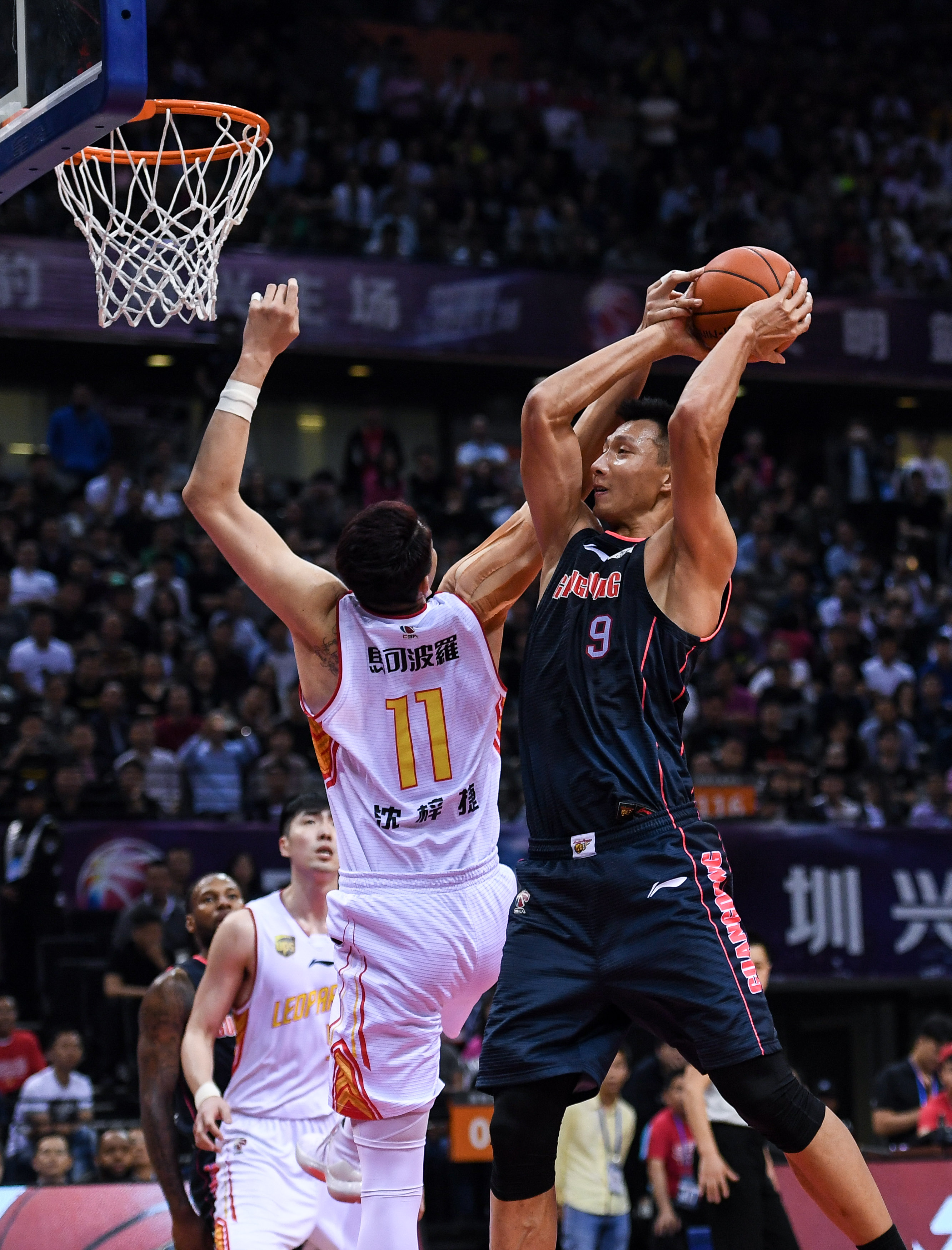 无敌了！39岁的胡尔克远距离任意球重炮破门！（宝刀未老！39岁胡尔克超远任意球重炮轰破球门）