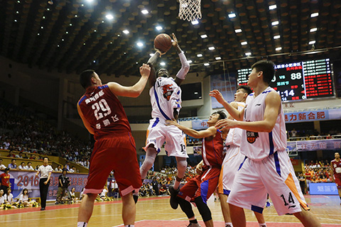 斯图加特4-0客胜前进之鹰，莱韦林双响，昂达夫两送助攻（斯图加特客场4-0击退前进之鹰：莱韦林梅开二度，昂达夫送出两次助攻）