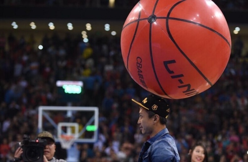 杂技GOAT！NBA巨星致敬中国顶碗大妈：她比我们所有人更有天赋（NBA巨星致敬中国顶碗艺人：她的天赋让我们自愧不如）